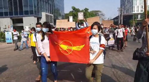 이틀 연속 양곤 시내에서 진행된 쿠데타 항의 거리 시위. 2021.2.7[페이스북 캡처. 재판매 및 DB 금지]