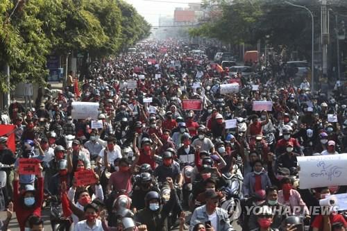 제2도시 만달레이의 거리를 가득 메운 쿠데타 항의 시위대. 2021.2.7[AP=연합뉴스]