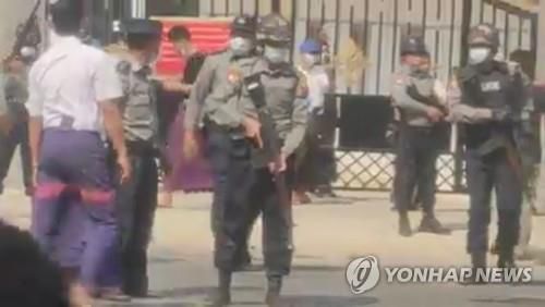 시위대 해산 과정에서 총기가 발포된 미야와디 모습. 2021.2.7  [로이터/영상 캡처. 재판매 및 DB 금지]