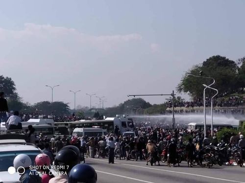 수도 네피도에서 경찰이 쿠데타 항의 시위대를 향해 물대포를 쏘고 있다.2021.2.8[트위터 캡처. 재판매 및 DB 금지]