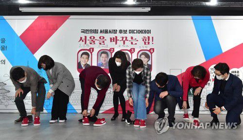 빨간 운동화 착용하는 국민의힘 서울시장 예비후보들(서울=연합뉴스) 하사헌 기자 = 국민의힘 서울시장 후보 예비경선을 통과한 오신환(왼쪽부터), 오세훈, 나경원, 조은희 후보가 8일 서울 여의동 국민의힘 중앙당사에서 열린 서울시장 선거 본경선 미디어데이에서 경선 후보자 기호 추첨을 마친 뒤 빨간 운동화를 착용하고 있다.  2021.2.8 toadboy@yna.co.kr