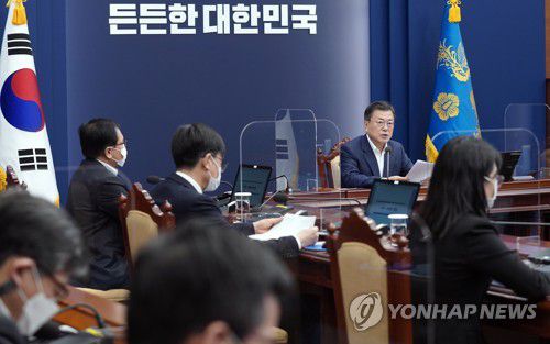 발언하는 문 대통령(서울=연합뉴스) 이진욱 기자 = 문재인 대통령이 8일 오후 청와대에서 열린 수석·보좌관 회의에서 발언을 하고 있다. 2021.2.8 cityboy@yna.co.kr