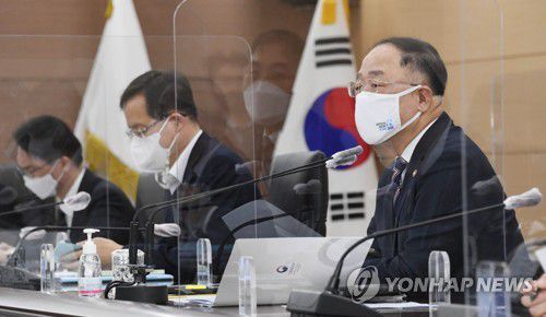 발언하는 홍남기 부총리(서울=연합뉴스) 홍남기 경제부총리 겸 기획재정부 장관이 8일 정부세종청사 기재부 대회의실에서 열린 확대간부회의에서 발언하고 있다. 2021.2.8 
    [기획재정부 제공. 재판매 및 DB 금지] photo@yna.co.kr