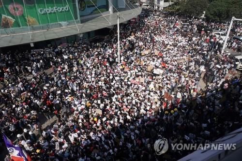 군정의 집회 금지 조처에도 나흘째 쿠데타 항의 시위가 벌어진 양곤 시내. 2021.2.9[AFP=연합뉴스]