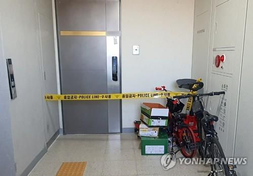 학대사건 발생한 용인 아파트(용인=연합뉴스) 김솔 기자 = 지난 8일 경기 용인시의 한 아파트에서 이모 댁에 맡겨졌던 10살 여자아이가 학대로 숨지는 사건이 발생했다. 사진은 학대 사망사건 발생 후 폴리스라인이 쳐진 용인시 내 이모의 아파트 입구. 2021.2.9