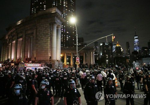 지난해 '흑인 사망' 시위대 맨해튼 진출 차단하는 뉴욕 경찰(뉴욕 UPI=연합뉴스) 미국 뉴욕 시 경찰이 지난해 6월 2일(현지시간) 맨해튼 브리지에서 흑인 남성 조지 플로이드의 죽음에 항의하는 시위대의 맨해튼 지역 진출을 막고 있다. jsmoon@yna.co.kr