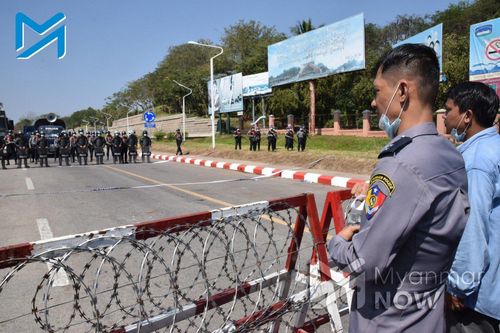 시위대 합류 뒤 경찰과 마주보고 있는 아웅 꼬 꼬 경위(사진 오른쪽에서 두 번째)[미얀마 나우 캡처. 재판매 및 DB 금지]