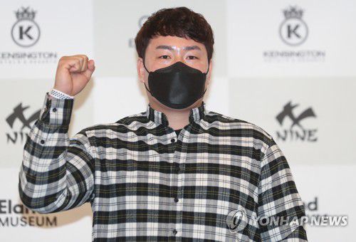 파이팅 외치는 최지만(서울=연합뉴스) 류효림 기자 = 메이저리거 최지만(탬파베이 레이스)이 5일 오후 서울 여의도 켄싱턴호텔에서 열린 기자간담회에서 포즈를 취하고 있다. 2021.2.5 ryousanta@yna.co.kr