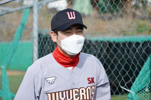 활짝 웃는 이태양(서귀포=연합뉴스) 김경윤 기자 = SK 와이번스 이태양이 지난 5일 제주도 서귀포시 강창학 야구장에서 열린 SK 스프링캠프 훈련을 마치고 활짝 웃고 있다.2021.2.5. cycle@yna.co.kr