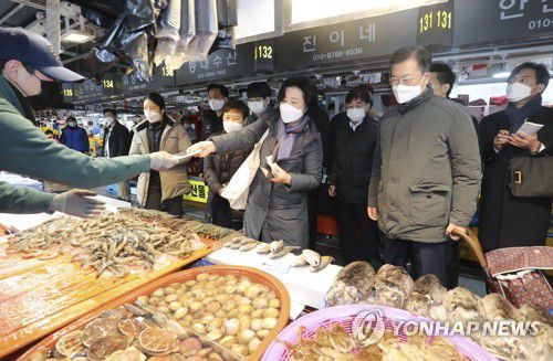 어시장 방문한 문 대통령(인천=연합뉴스) 이진욱 기자 = 문재인 대통령과 부인 김정숙 여사가 10일 오전 인천시 남동구 소래포구 전통어시장을 방문, 상점을 둘러보면서 물품을 구입하고 있다. 2021.2.10 cityboy@yna.co.kr