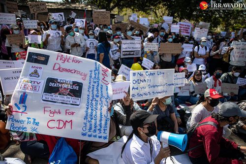 양곤의 중국 대사관 앞에서 '사이버법' 중단 및 미얀마 군부에 대한 중국의 지원 중단을 촉구하는 시위대. 2021.2.11
[이라와디 캡처. 재판매 및 DB 금지]