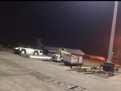 SNS에서 미얀마 네티즌들이 '중국 IT전문가 탑승설'을 제기하는 중국 항공기. 양곤 공항 활주로에 착륙한 모습을 찍은 장면으로 알려졌다. 양곤 주재 중국 대사관은 수산물을 실은 정기 화물기라며 의혹을 부인했다.  
[SNS 캡처. 재판매 및 DB 금지]