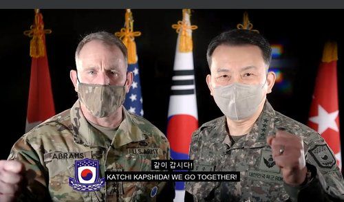 주먹 불끈쥔 에이브럼스·김승겸 '합동 설 인사'…"같이 갑시다"(서울=연합뉴스) 로버트 에이브럼스 한미연합사령관(유엔군사령관·주한미군사령관 겸임)과 김승겸 연합사 부사령관이 설 명절을 앞둔 지난 9일 한미 장병들에게 '합동 명절인사'를 전했다. 사진은 영상 중 일부. 2021.2.9 [주한미군 페이스북 캡쳐]