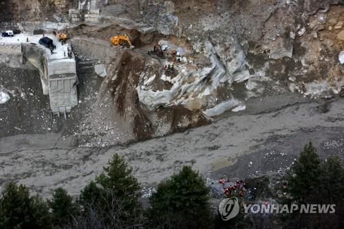 인도 북부 '히말라야 빙하 홍수' 피해 지역의 무너진 다리 등에서 진행되는 복구 작업 모습. [로이터=연합뉴스]
