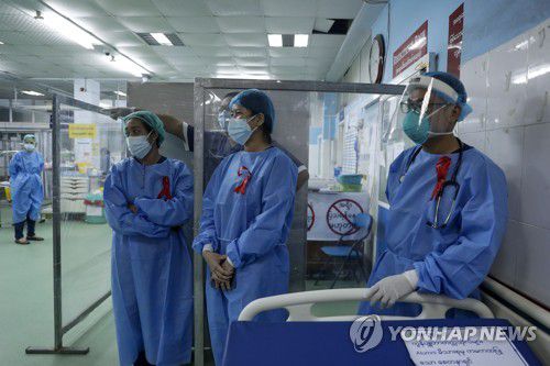 쿠데타 항의 '빨간 리본' 가슴에 단 미얀마 의료인[양곤 EPA=연합뉴스 자료 사진]