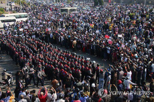 '세 손가락 경례' 하며 경찰과 대치하는 미얀마 시위대[네피도 EPA=연합뉴스 자료 사진]