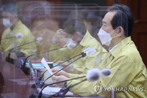 거리두기 조정안 발표하는 정세균 총리(서울=연합뉴스) 김승두 기자 = 정세균 국무총리가 휴일인 13일 오전 정부서울청사에서 열린 신종 코로나바이러스 감염증(코로나19) 대응 중앙재난안전대책본부(중대본) 회의를 주재하며 발언하고 있다. 2021.2.13 kimsdoo@yna.co.kr