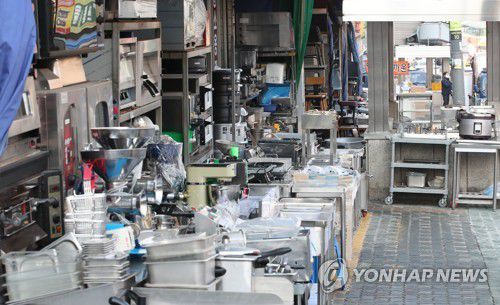 폐업 여파로 중고물품 가득한 중고시장[연합뉴스 자료사진]