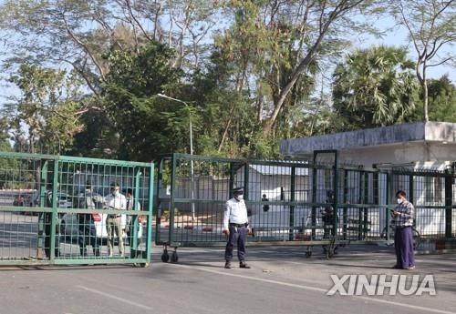 미얀마 양곤 국제공항 둘러싼 경찰[신화통신=연합뉴스]