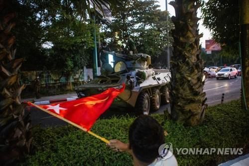 14일 양곤 시내 이동하는 장갑차[로이터=연합뉴스]