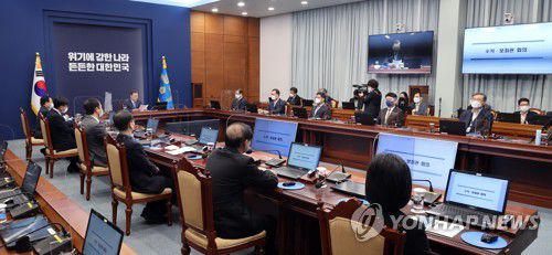 문재인 대통령, 수보회의 주재(서울=연합뉴스) 최재구 기자 = 문재인 대통령이 15일 청와대에서 열린 수석·보좌관 회의에서 발언하고 있다. jjaeck9@yna.co.kr