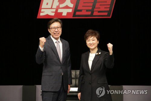 TV토론회서 만난 박형준 후보와 이언주 후보(부산=연합뉴스) 15일 오후 부산MBC를 통한 국민의힘 부산시장 본경선 후보 간 TV 토론회 시작에 앞서 후보들이 기념촬영을 하고 있다. 사진은 박형준 후보(왼쪽)와 이언주 후보(오른쪽). 2021.2.15 [국민의힘 부산시당 제공·재판매 및 DB 금지] pitbull@yna.co.kr