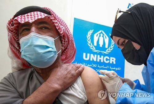 요르단 자타리 난민촌에서 코로나19 백신을 맞는 시리아 출신 난민[AFP=연합뉴스]