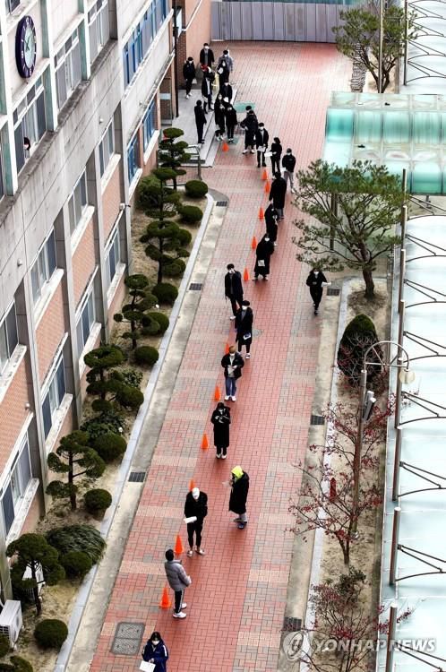 광주 모 학교 코로나 검사 행렬[연합뉴스 자료]