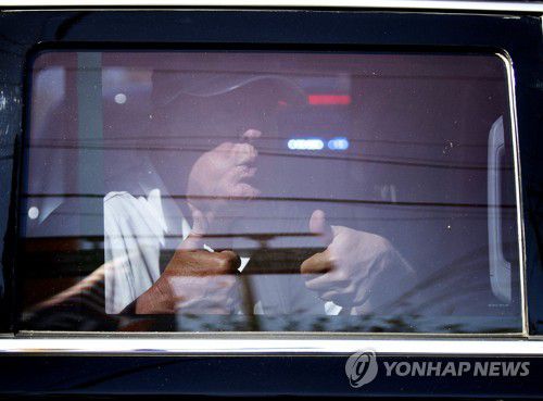 탄핵심판 뒤 첫 나들이에서 지지자들에게 두 엄지를 들어보이는 도널드 트럼프 전 미국 대통령[AFP=연합뉴스]