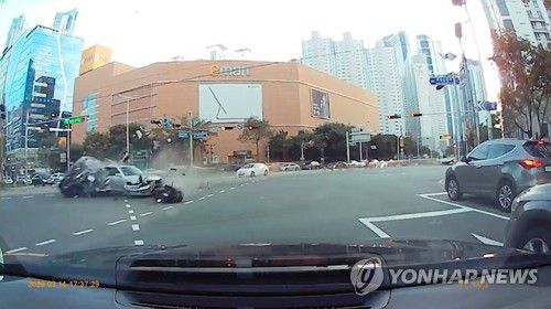 오토바이ㆍ승용차 밀치고 질주하는 포르쉐(부산=연합뉴스) 14일 오후 5시 43분께 부산 해운대구 중동역 인근 교차로에서 7중 충돌 사고가 나 운전자 등 7명이 다쳤다. 2020.9.14
[보배드림 제공. 재판매 및 DB 금지] psj19@yna.co.kr