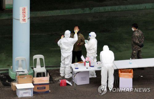 합동참모본부 첫 코로나19 확진자 발생(서울=연합뉴스) 김인철 기자 = 합동참모본부에서 첫 신종 코로나바이러스 감염증(코로나19) 확진자가 발생한 16일 오전 서울 용산구 국방부 영내에 마련된 임시 검사소에서 코로나19 검사가 실시되고 있다. 2021.2.16 yatoya@yna.co.kr
