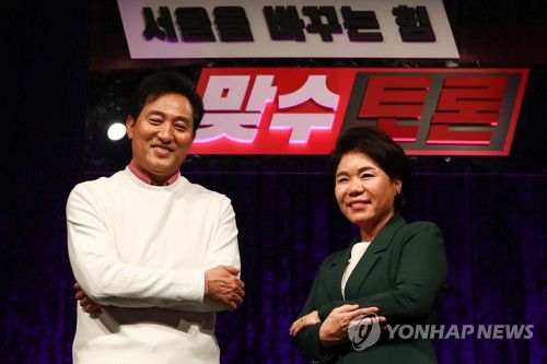 맞수 토론 나선 국민의힘 오세훈-조은희 경선 후보(서울=연합뉴스) 16일 서울 용산구 백범 김구 기념관 대회의실에서 열린 국민의힘 '서울을 바꾸는힘 제1차 맞수토론'에서 오세훈(왼쪽), 조은희 서울시장 보궐선거 경선 후보들이 기념촬영을 하고 있다. jeong@yna.co.kr