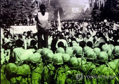 대치하는 5·18시민과 계엄군대치하는 시민과 계엄군 사이에서 가두방송하는 전옥주씨의 모습. [5·18민주화운동기록관이 2018년 공개한 영상 캡처]