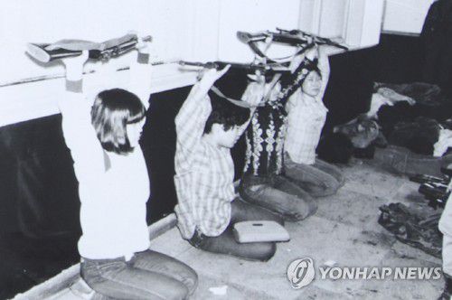 계엄군에게 붙잡힌 여성들[국가기록원 제공. 재판매 및 DB 금지]