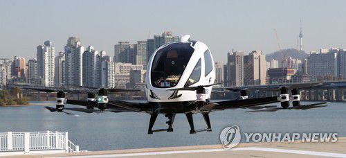 시험비행 후 착륙하는 드론택시(서울=연합뉴스) 최재구 기자 = 2020년 11월 11일 서울 여의도 한강공원 물빛무대 주변에서 서울시와 국토교통부 개최로 열린 도심항공교통(UAM) 실증비행 행사에서 이항의 2인승 드론택시 'EH216'가 시험비행을 마치고 착륙하고 있다. jjaeck9@yna.co.kr