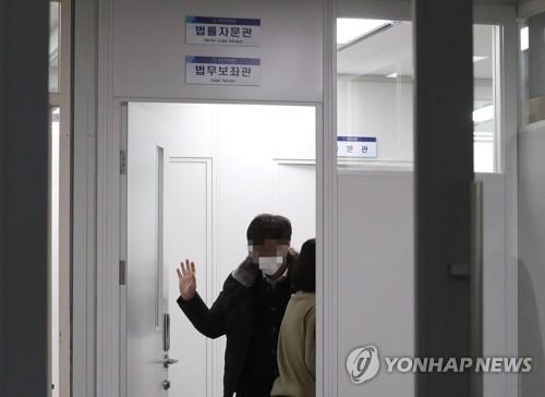 검찰, 이규원 파견 검사 사무실 압수수색(세종=연합뉴스) 김주형 기자 = 위법성 논란이 불거진 김학의 전 법무부 차관 출국금지 사건을 수사 중인 검찰이 세종시 정부세종청사 공정거래위원회에 법무보좌관으로 파견 나와 있는 이규원(41·사법연수원 36) 대검 과거사진상조사단 파견 검사의 사무실을 압수수색 중인 것으로 알려진 지난 1월 21일 오후 직원으로 보이는 사람들이 취재진을 본 뒤 다시 들어가고 있다.[연합뉴스 자료사진]