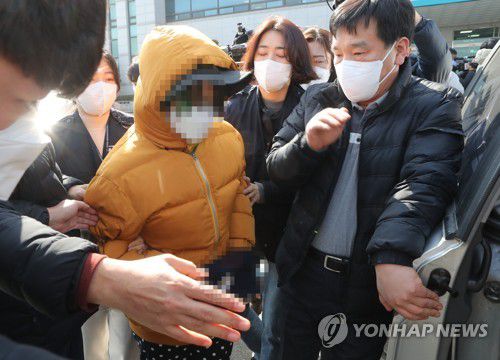 호송차 오르는 아동학대 부모(전주=연합뉴스) 2월 12일 오전 전북 전주시 덕진구 덕진경찰서에서 생후 2주 된 아들을 때려 숨지게 한 부모가 말없이 호송차로 이동하고 있다. [연합뉴스 자료사진]