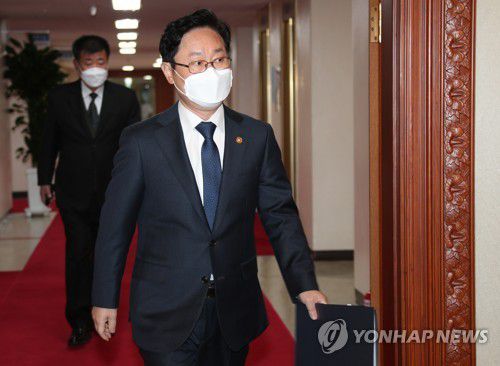 박범계 법무부 장관이 지난 16일 정부서울청사에서 열린 국무회의에 참석하고 있다. [연합뉴스 자료사진]