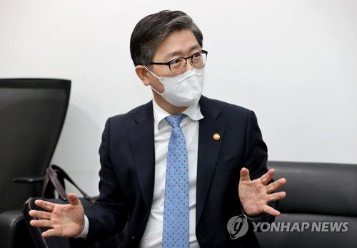 인터뷰하는 변창흠 국토부 장관(서울=연합뉴스) 류영석 기자 = 변창흠 국토교통부 장관이 서울 종로구 연합뉴스빌딩에서 연합뉴스와 인터뷰를 하고 있다. ondol@yna.co.kr
