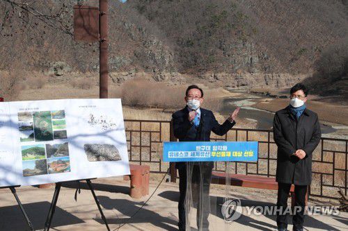 반구대 암각화 브리핑하는 송철호 울산시장(울산=연합뉴스) 17일 오후 울산시 울주군 국보 제285호 반구대 암각화 전망대에서 송철호 울산시장이 유네스코 세계유산 우선등재목록 선정과 관련해 현장 브리핑을 하고 있다. 2021.2.17 [울산시 제공. 재판매 및 DB 금지] hkm@yna.co.kr