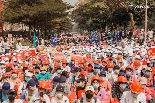 만달레이에 모인 쿠데타 항의 시위대. 2021.2.18[Swam 트위터 캡처. 재판매 및 DB 금지]