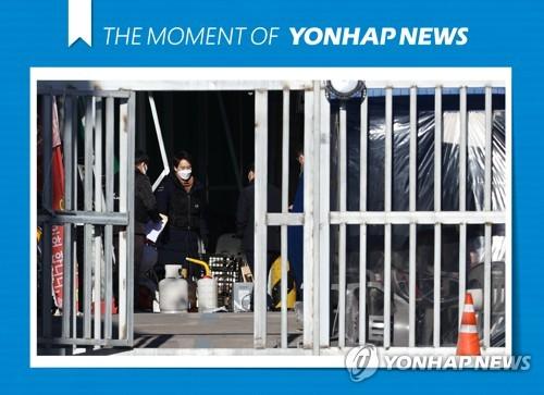 [모멘트] 경찰 사랑제일교회 압수수색(서울=연합뉴스) 류영석 기자 = 2020년 12월 1일 오전 서울 성북구 사랑제일교회에서 경찰이 압수수색을 하고 있다. 경찰은 지난달 명도집행 과정에서 일부 관계자들이 화염병을 동원한 일 등 불법행위를 수사하기 위해 교회 본관과 별관 등에 대한 압수수색에 나섰다. 2020.12.1 [THE MOMENT OF YONHAPNEWS] ondol@yna.co.kr