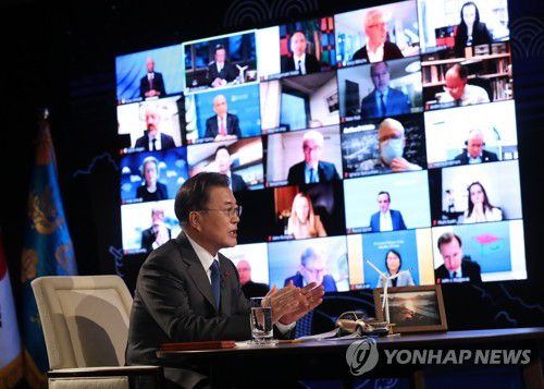 문재인 대통령이 지난달 27일 오후 청와대에서 화상으로 열린 2021 세계경제포럼(WEF) 한국정상 특별연설에 참석, 경제일반에 대한 참석자들의 질문에 답변하고 있다. [연합뉴스 자료사진]