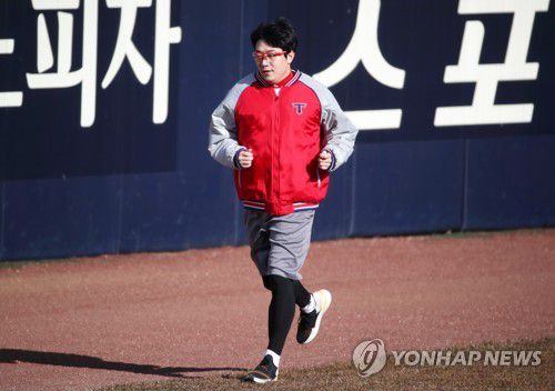 훈련하는 양현종미 프로야구 텍사스 레인저스와 마이너리그 계약을 맺은 양현종이 15일 오후 광주-기아챔피언스필드에서 달리기로 몸을 풀고 있다. [연합뉴스 자료사진]