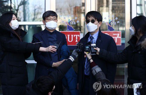 세화·배재고 자사고 지위 유지(서울=연합뉴스) 윤동진 기자 = 세화고 김재윤 교장(왼쪽)·배재고 고진영 교장이 18일 오후 서초구 서울행정법원에서 열린 자율형 사립고등학교 지정 취소처분 취소 청구 소송에서 승소 판결을 받은 후 취재진 질문에 답하고 있다. 2021.2.18 mon@yna.co.kr