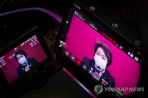 (도쿄 AFP=연합뉴스) 하시모토 세이코(橋本聖子) 신임 도쿄 올림픽·패럴림픽 조직위원회 회장이 18일 일본 도쿄에서 기자회견을 하는 모습이 모니터에 재생되고 있다.