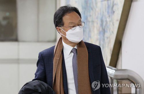 법정 향하는 이우석 대표[연합뉴스 자료사진]