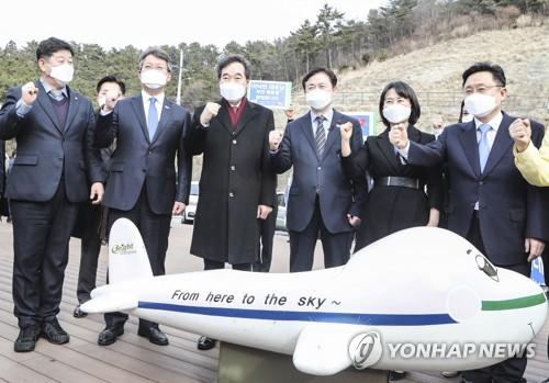 이낙연 대표, 부산 가덕도 방문이낙연 더불어민주당 대표가 지난 2021년 1월 21일 오후 부산 강서구 대항전망대를 방문, 변성완 부산시장 권한대행과 부산시장 보궐선거 출마를 선언한 김영춘, 박미영 예비후보 등과 기념촬영을 하고 있다. [연합뉴스 자료사진]