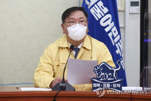 최고위 발언하는 김태년(서울=연합뉴스) 진성철 기자 = 더불어민주당 김태년 원내대표가 19일 국회에서 열린 최고위원회의에서 발언하고 있다.  2021.2.19 zjin@yna.co.kr