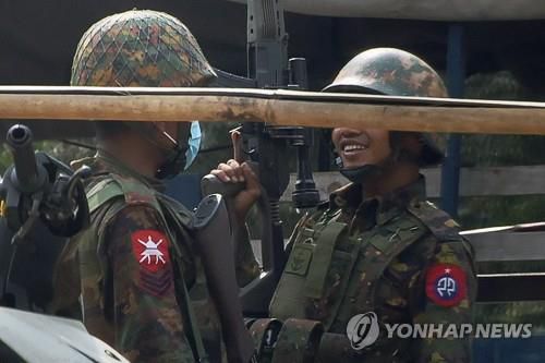 만달레이 쿠데타 규탄 시위 현장에서 조준경이 달린 소총을 든 군인. 2021.2.20 [AFP=연합뉴스]